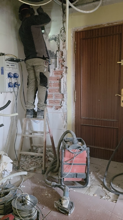 Apertura de rozas e instalación de tubos corrugados en reforma eléctrica de vivienda
