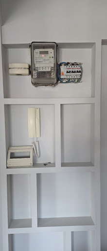 Acceso al cuadro eléctrico general con contador y tapa frontal retirada durante renovación