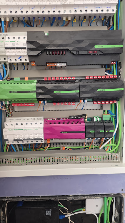 Cuadro eléctrico con integración de domótica Loxone, audioserver multiroom, red y fibra óptica