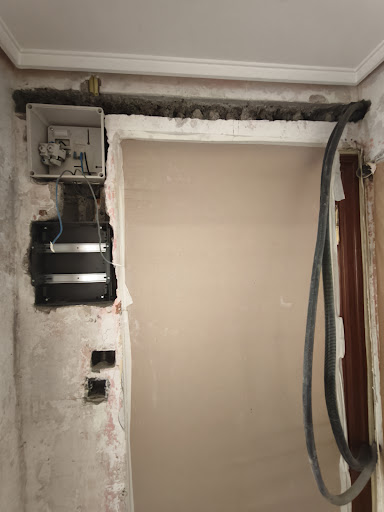 Instalación de cuadro eléctrico y caja de distribución en vivienda
