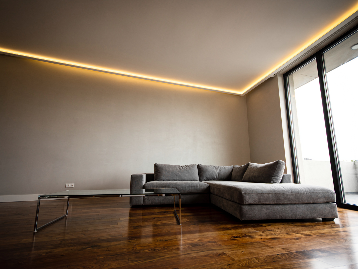 Iluminación LED arquitectónica en un salón moderno de Bilbao
