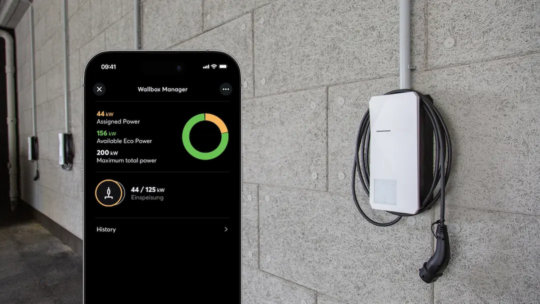 Cargador de vehículo eléctrico instalado en pared con app de gestión Wallbox Manager